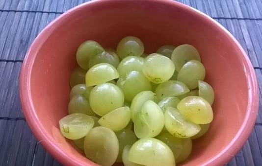 Салат из винограда и куриной грудки с сыром