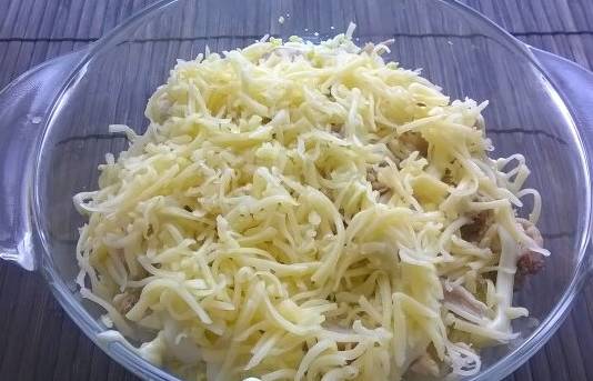 Салат из винограда и куриной грудки с сыром
