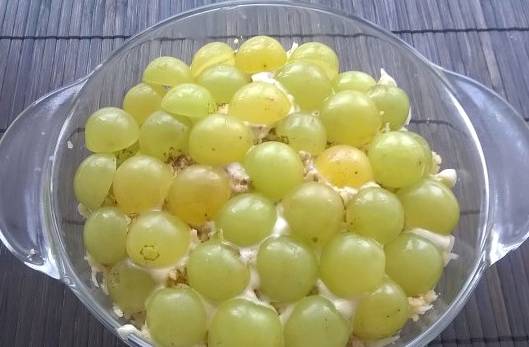 Салат из винограда и куриной грудки с сыром