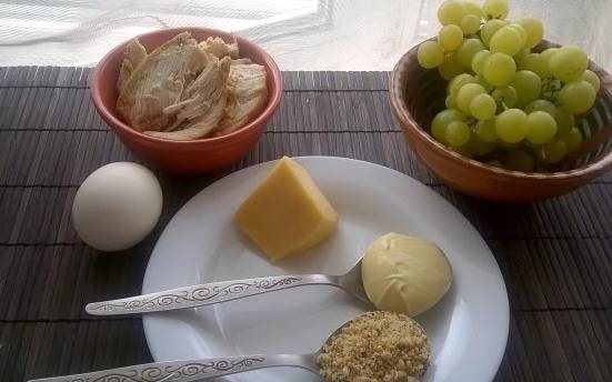 Салат из винограда и куриной грудки с сыром