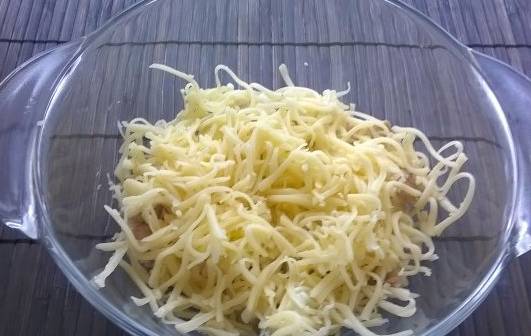 Салат из винограда и куриной грудки с сыром