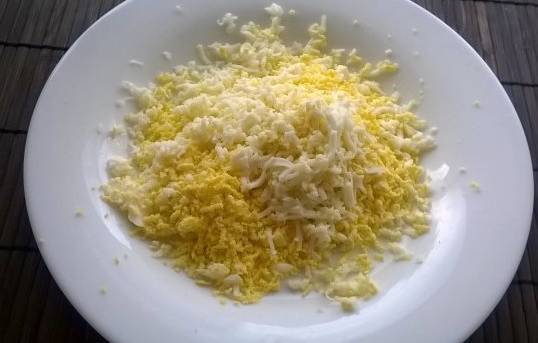 Салат из винограда и куриной грудки с сыром