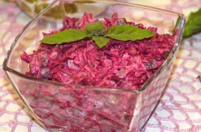 Салат из вареной свеклы с солеными огурцами