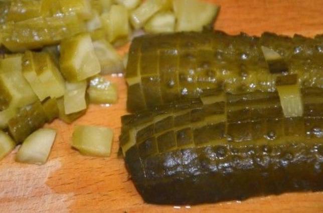 Салат из вареной свеклы с солеными огурцами