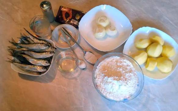 Пирог с мойвой и картошкой