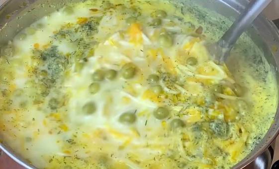Суп с зеленым горошком и плавленым сыром