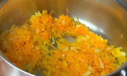 Суп с зеленым горошком и плавленым сыром