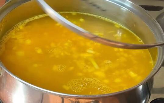 Суп с зеленым горошком и плавленым сыром