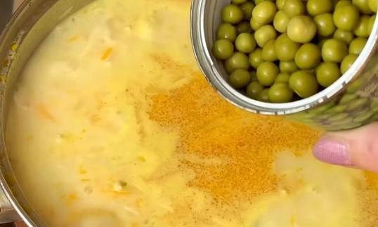 Суп с зеленым горошком и плавленым сыром