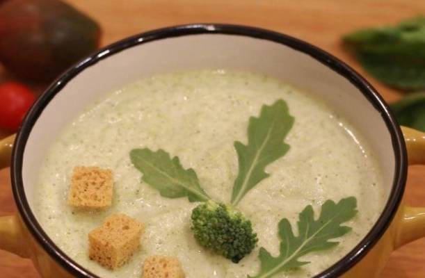 Суп с брокколи, сыром и сливками