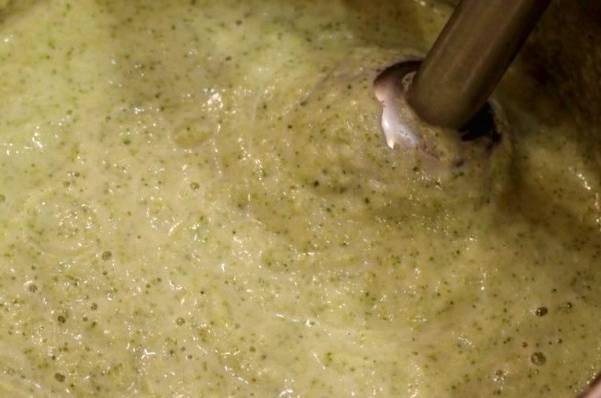 Суп с брокколи, сыром и сливками