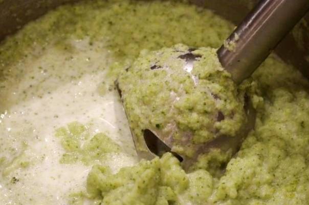 Суп с брокколи, сыром и сливками