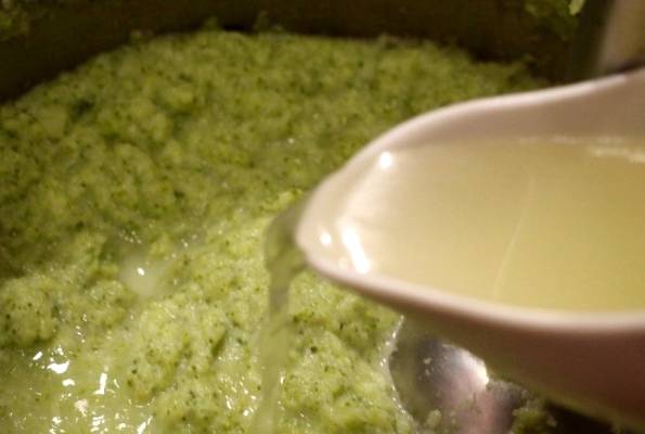 Суп с брокколи, сыром и сливками