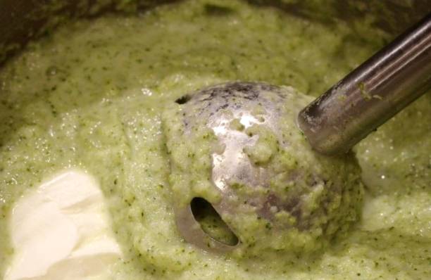 Суп с брокколи, сыром и сливками
