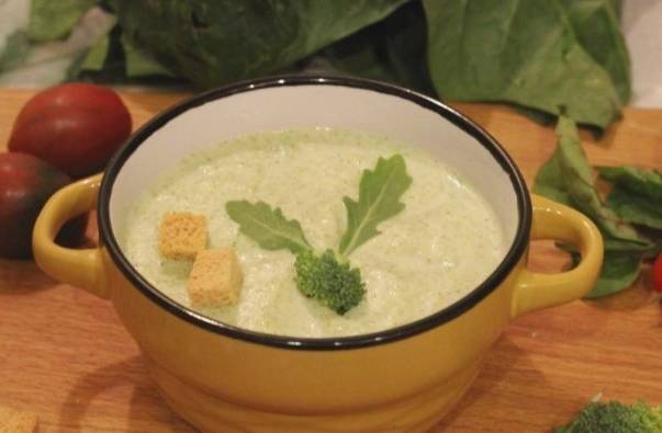 Суп с брокколи, сыром и сливками