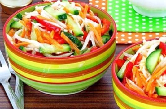 Салат из дайкона с морковью и огурцом