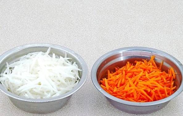Салат из дайкона с морковью и огурцом