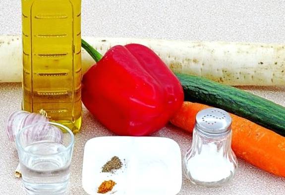 Салат из дайкона с морковью и огурцом