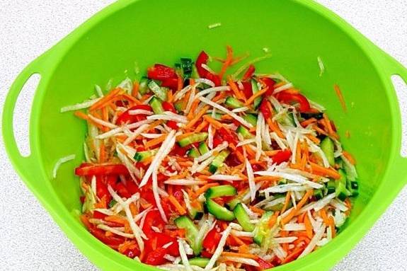 Салат из дайкона с морковью и огурцом