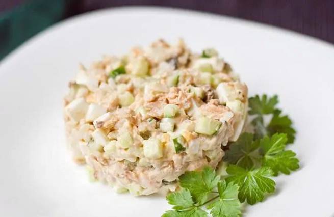 Салат из консервированной горбуши с яйцом и огурцом