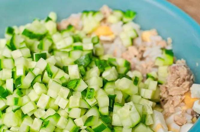 Салат из консервированной горбуши с яйцом и огурцом