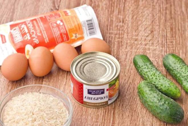 Салат из консервированной горбуши с яйцом и огурцом