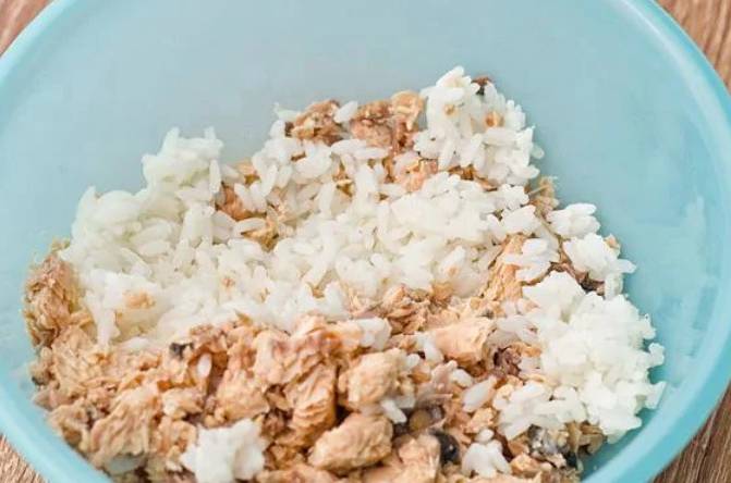 Салат из консервированной горбуши с яйцом и огурцом