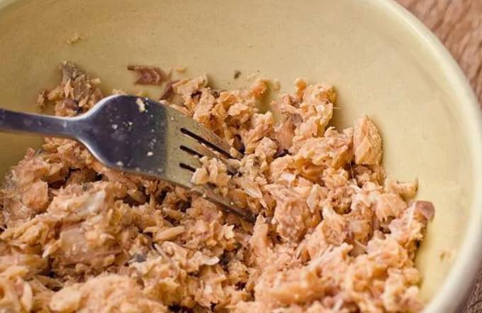 Салат из консервированной горбуши с яйцом и огурцом