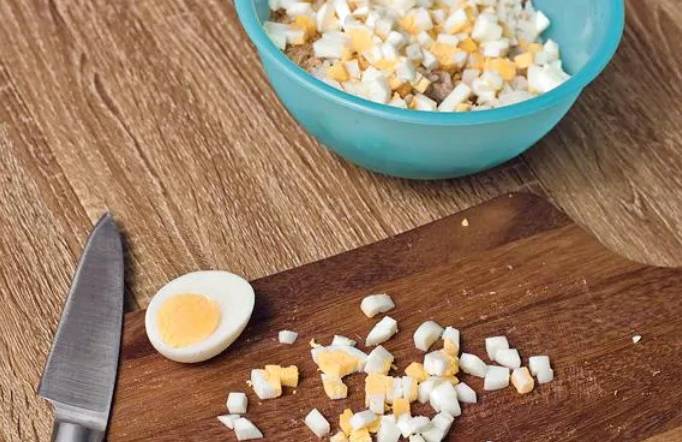Салат из консервированной горбуши с яйцом и огурцом