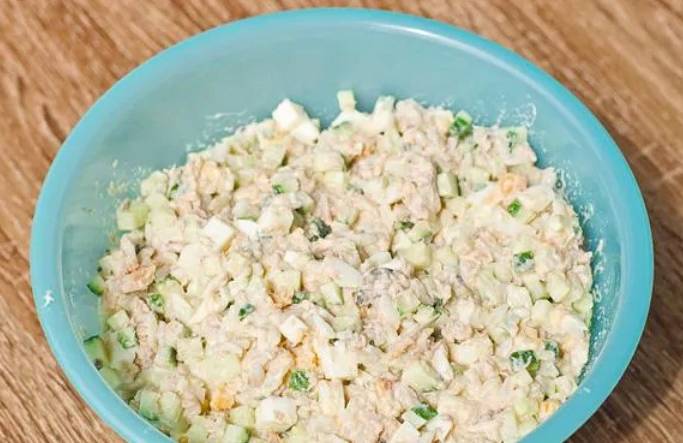 Салат из консервированной горбуши с яйцом и огурцом