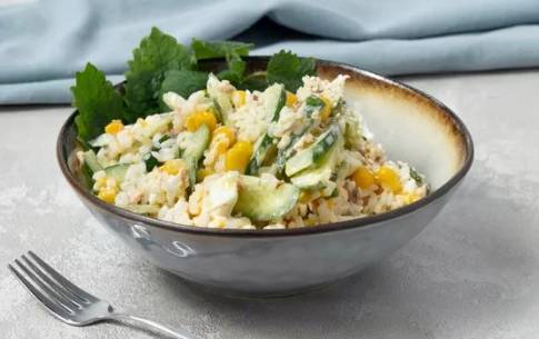 Салат из горбуши, консервированной с рисом, яйцом, огурцом и кукурузой