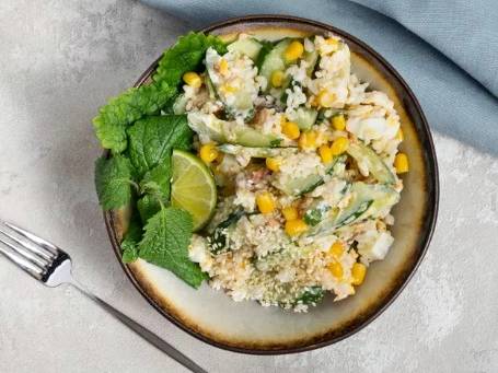 Салат из горбуши, консервированной с рисом, яйцом, огурцом и кукурузой