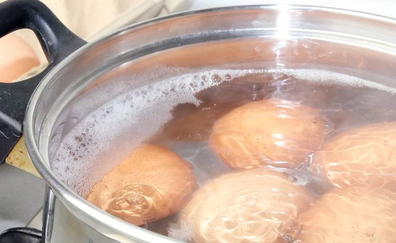 Салат из горбуши, консервированной с рисом, яйцом, огурцом и кукурузой