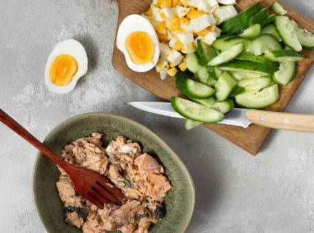 Салат из горбуши, консервированной с рисом, яйцом, огурцом и кукурузой