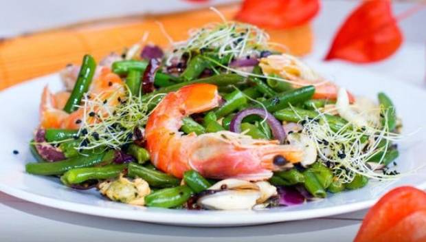Салат с замороженными морепродуктами «Морской коктейль»