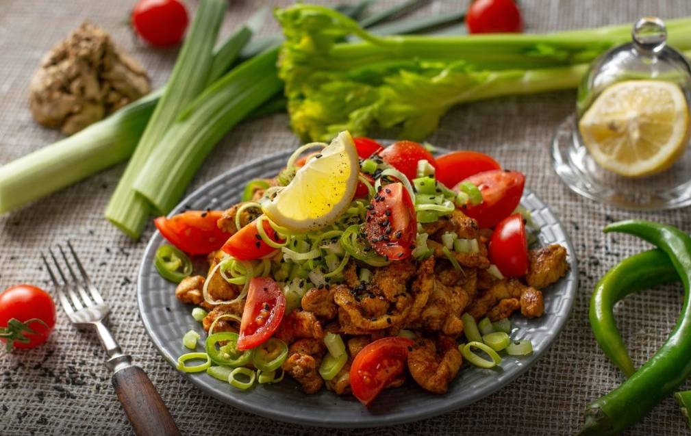 Овощной салат с курицей без майонеза