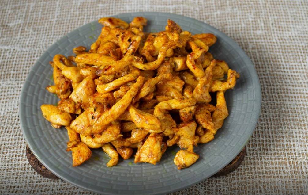 Овощной салат с курицей без майонеза