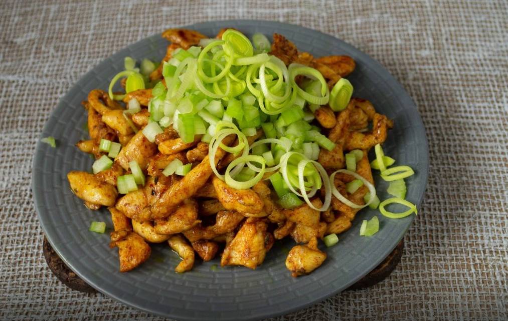 Овощной салат с курицей без майонеза
