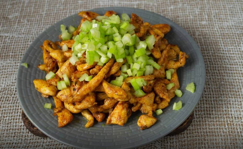 Овощной салат с курицей без майонеза