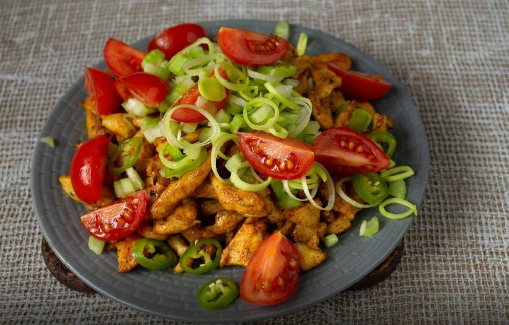 Овощной салат с курицей без майонеза