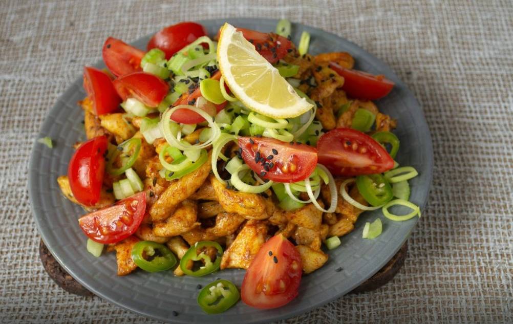 Овощной салат с курицей без майонеза