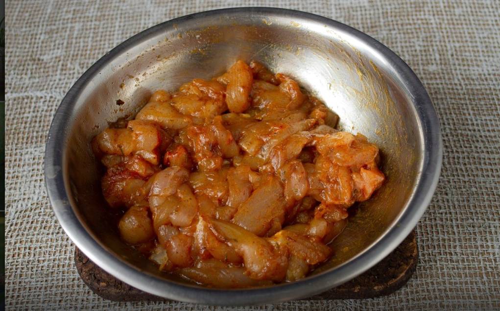 Овощной салат с курицей без майонеза