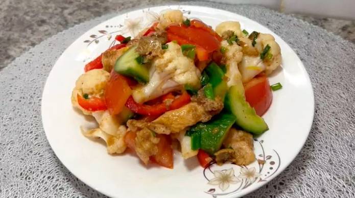 Овощной салат с курицей