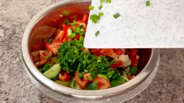 Овощной салат с курицей