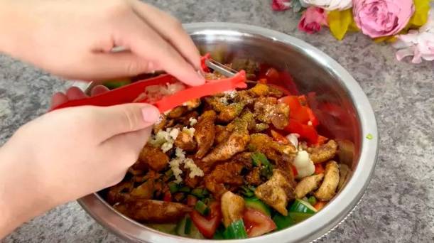 Овощной салат с курицей