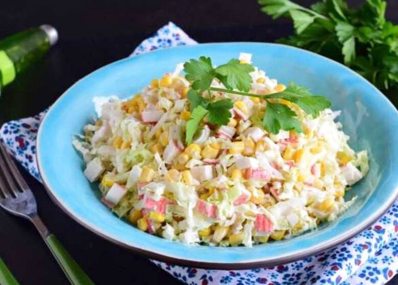 Салат «Глория» с крабовыми палочками, кукурузой и капустой