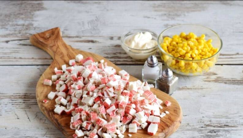 Салат «Глория» с крабовыми палочками, кукурузой и капустой