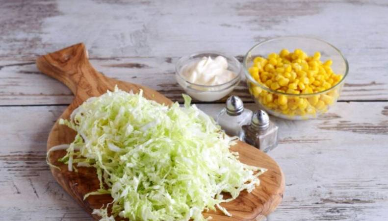 Салат «Глория» с крабовыми палочками, кукурузой и капустой