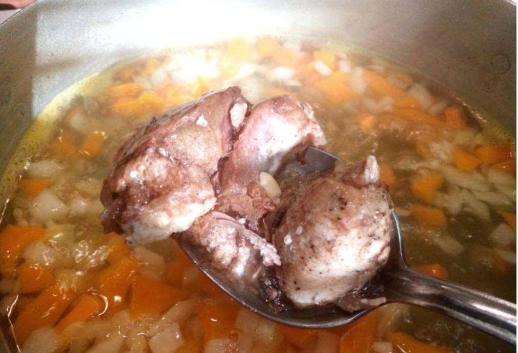 Суп с тушёнкой и консервированной фасолью