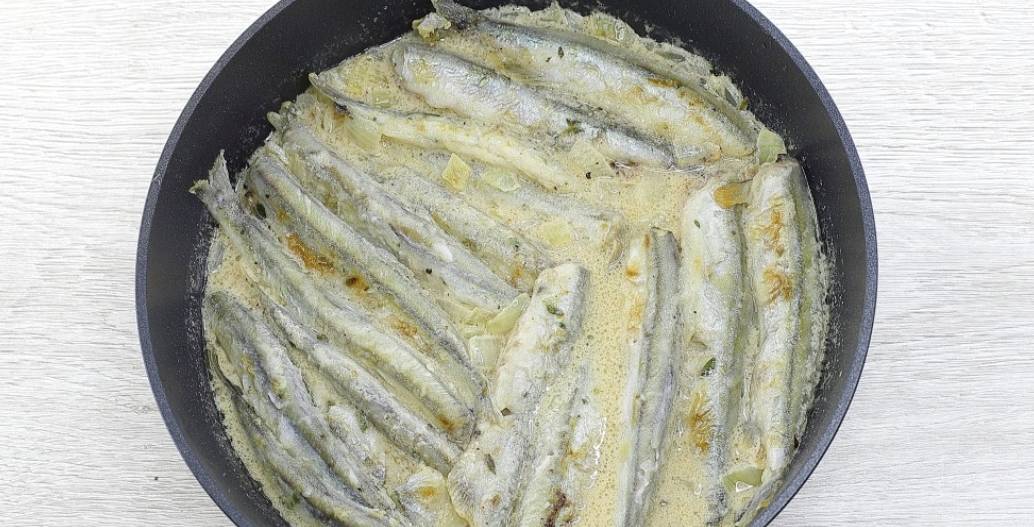 Мойва в сметане с луком на сковороде